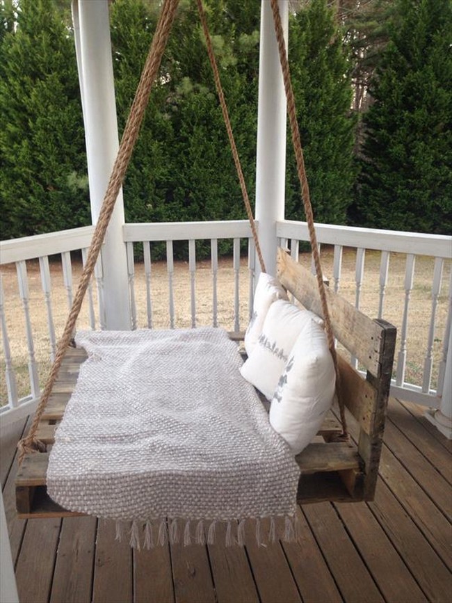 The DIY Pallet Swing Bed Design