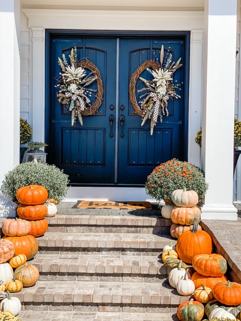 Place a pair of pumpkins on both sides of the stairs