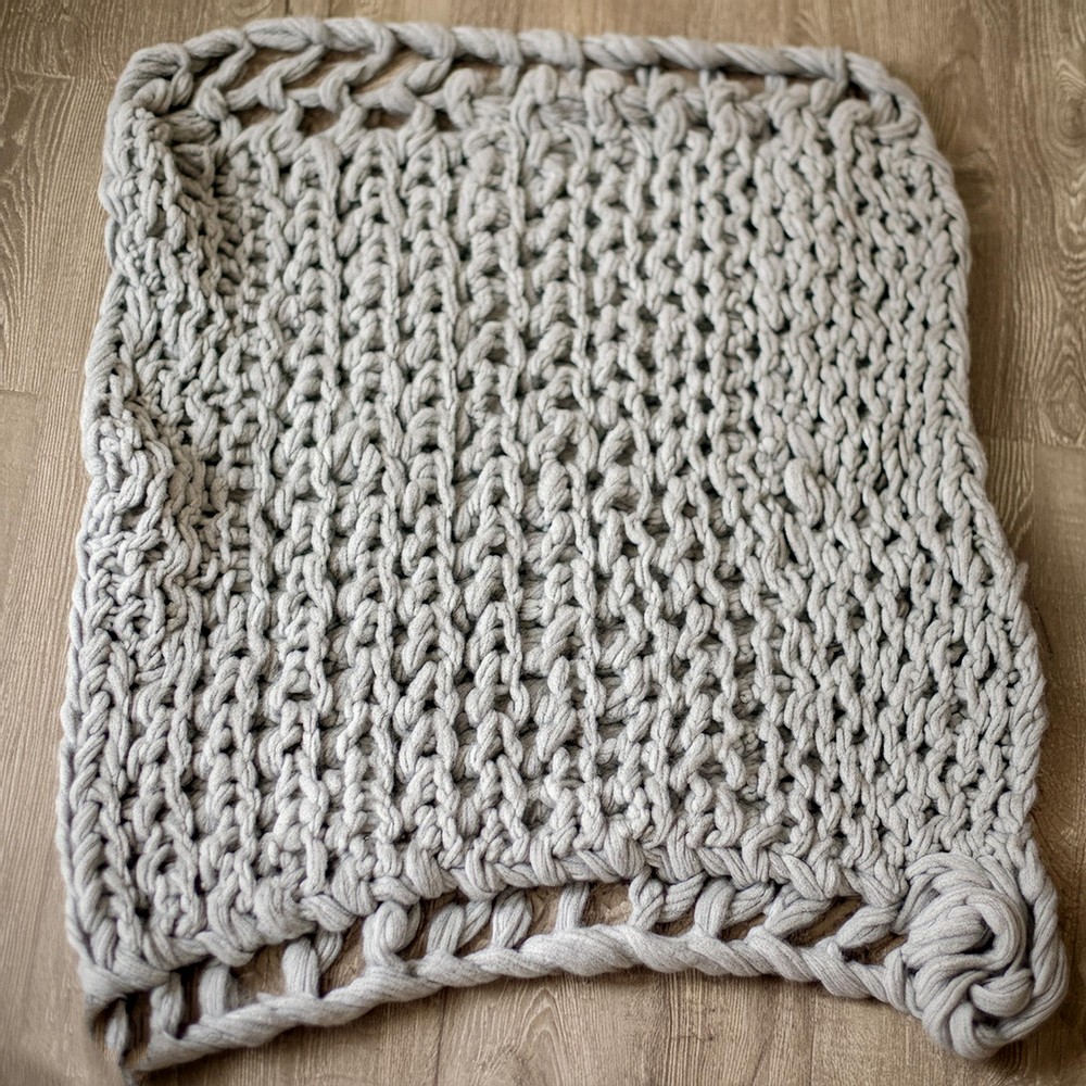 Chunky Hand-knitted Blanket In One Hour