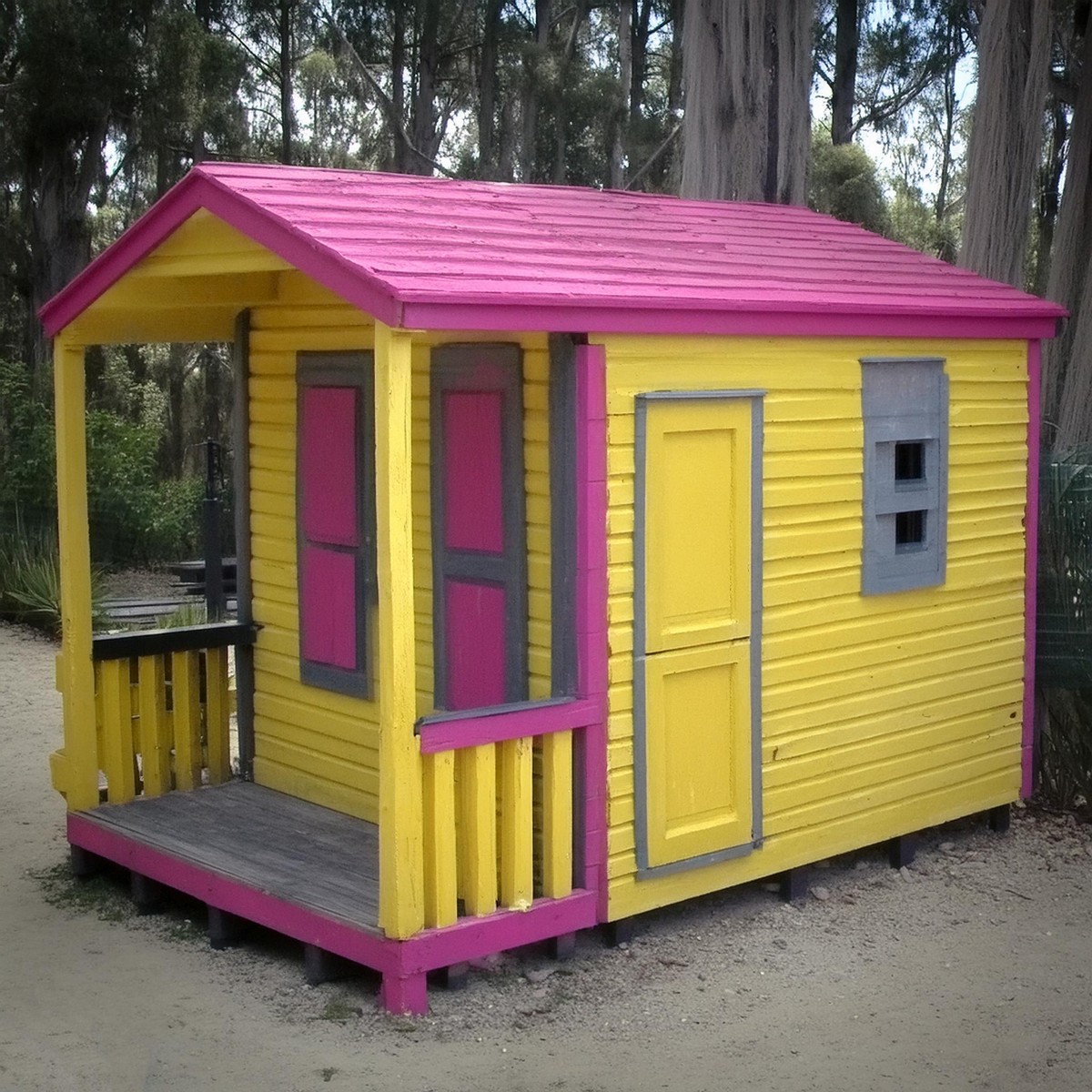 DIY Pallet Playhouse Idea