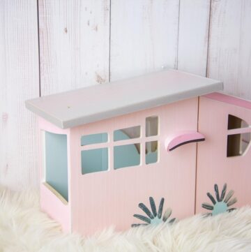 Palm Springs-inspired kitty scratch house