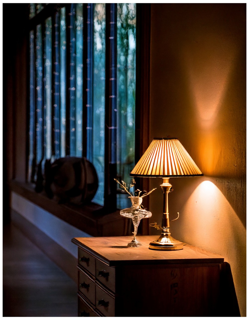 Dreamcore-Inspired Hallway with Endless Mirrors and Soft Glow