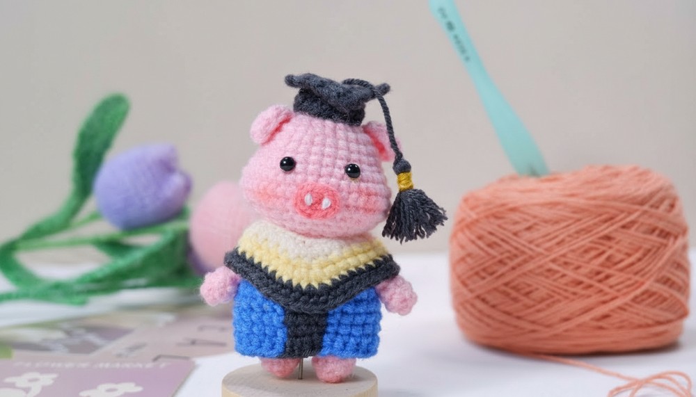 Crochet Graduation Pig Amigurumi Step-by-step 1