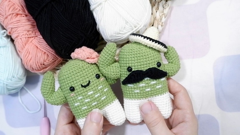 Crochet Couple Cactus Keychain 1