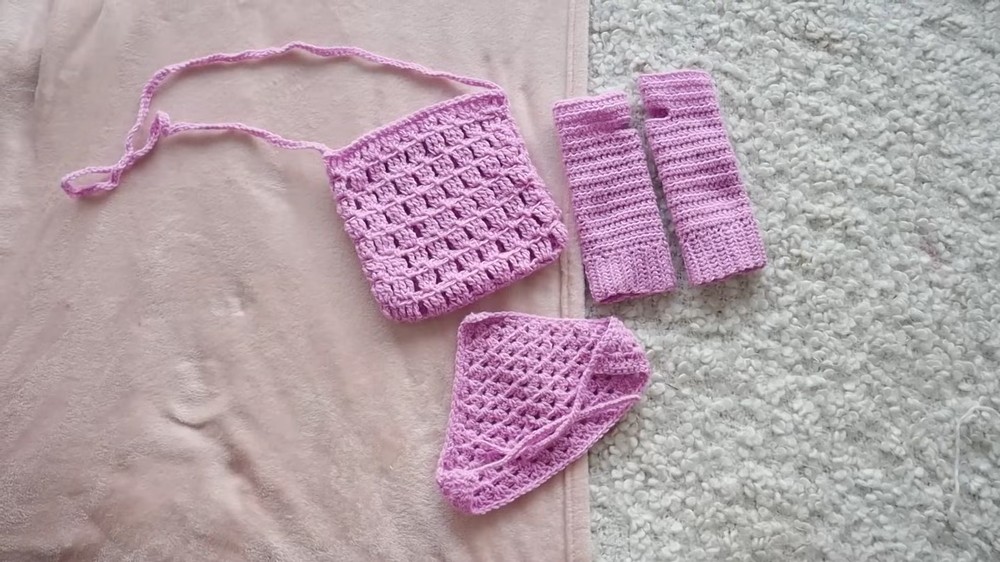 Free Crochet Bag & Fingerless Gloves Pattern with Easy Steps