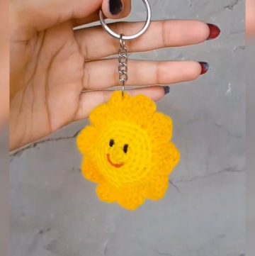 Free Crochet Smiley Sun Keychain Pattern with Easy Steps